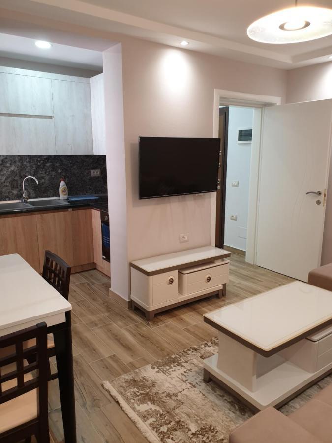 Vacation Apartment Near The Lake Apartament Afer Liqenit โปกราเดซ ภายนอก รูปภาพ